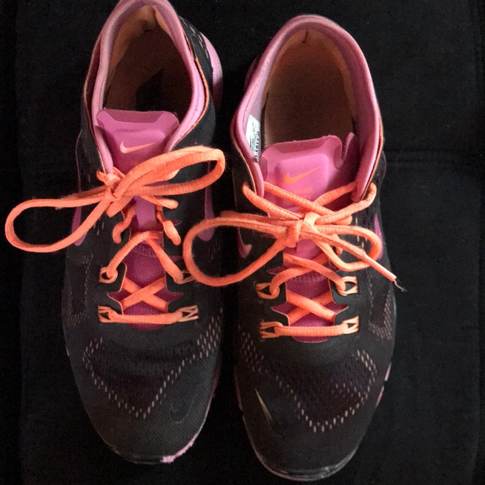 NIKE FREE RUNS
